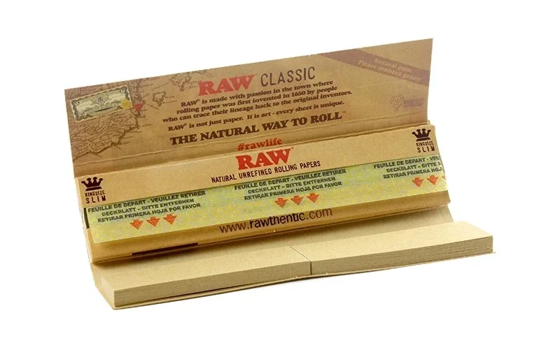 RAW Classic King Size Slim Papers mit Tips – ungebleichte Rolling Papers, Einzelpackung geöffnet
